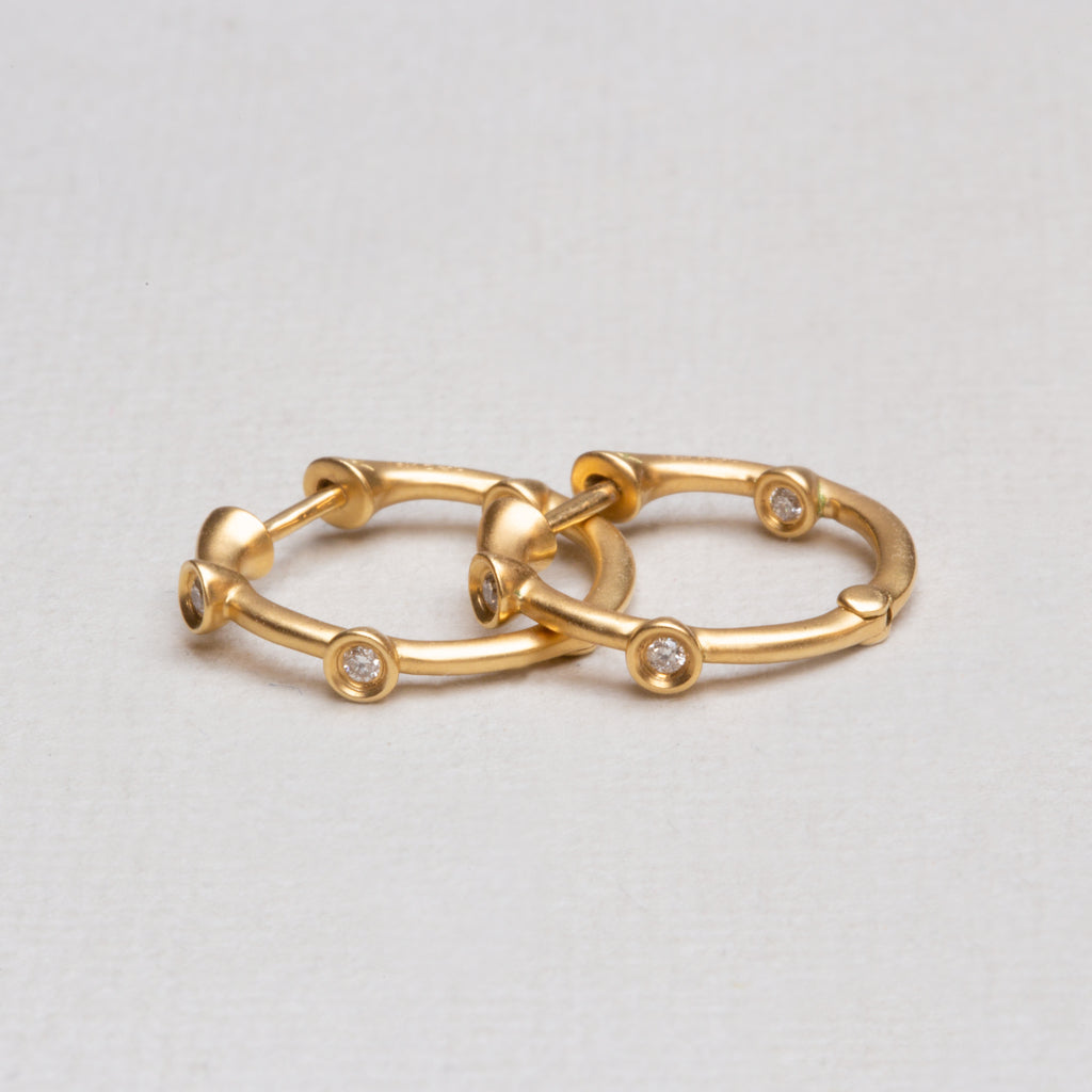 Cono Small Huggie Hoop Earrings