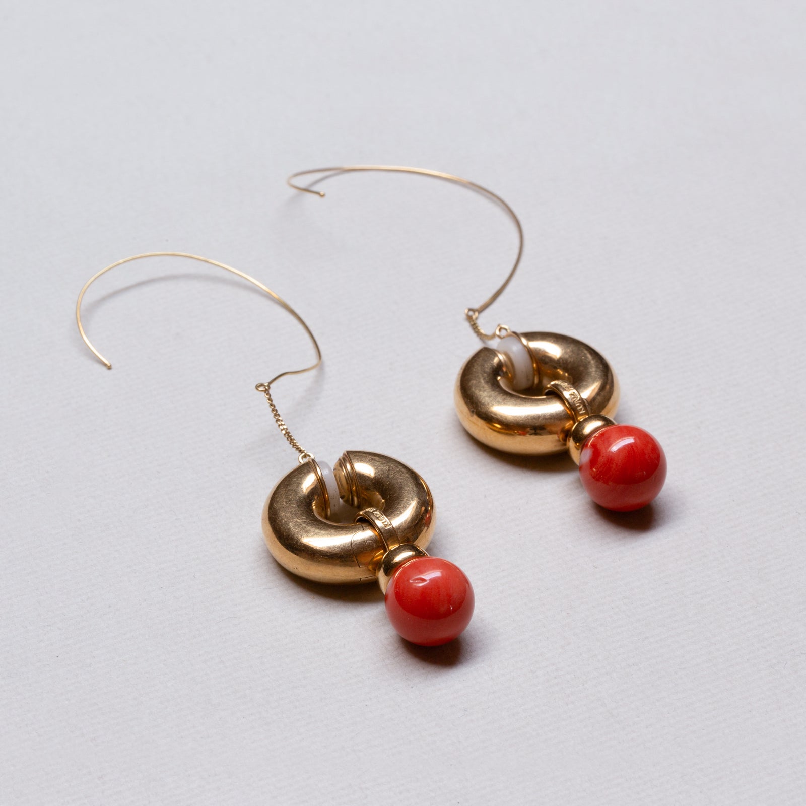 AN UNUSUAL PAIR OF 18ct Gold Clip Hoop Earrings with Coral