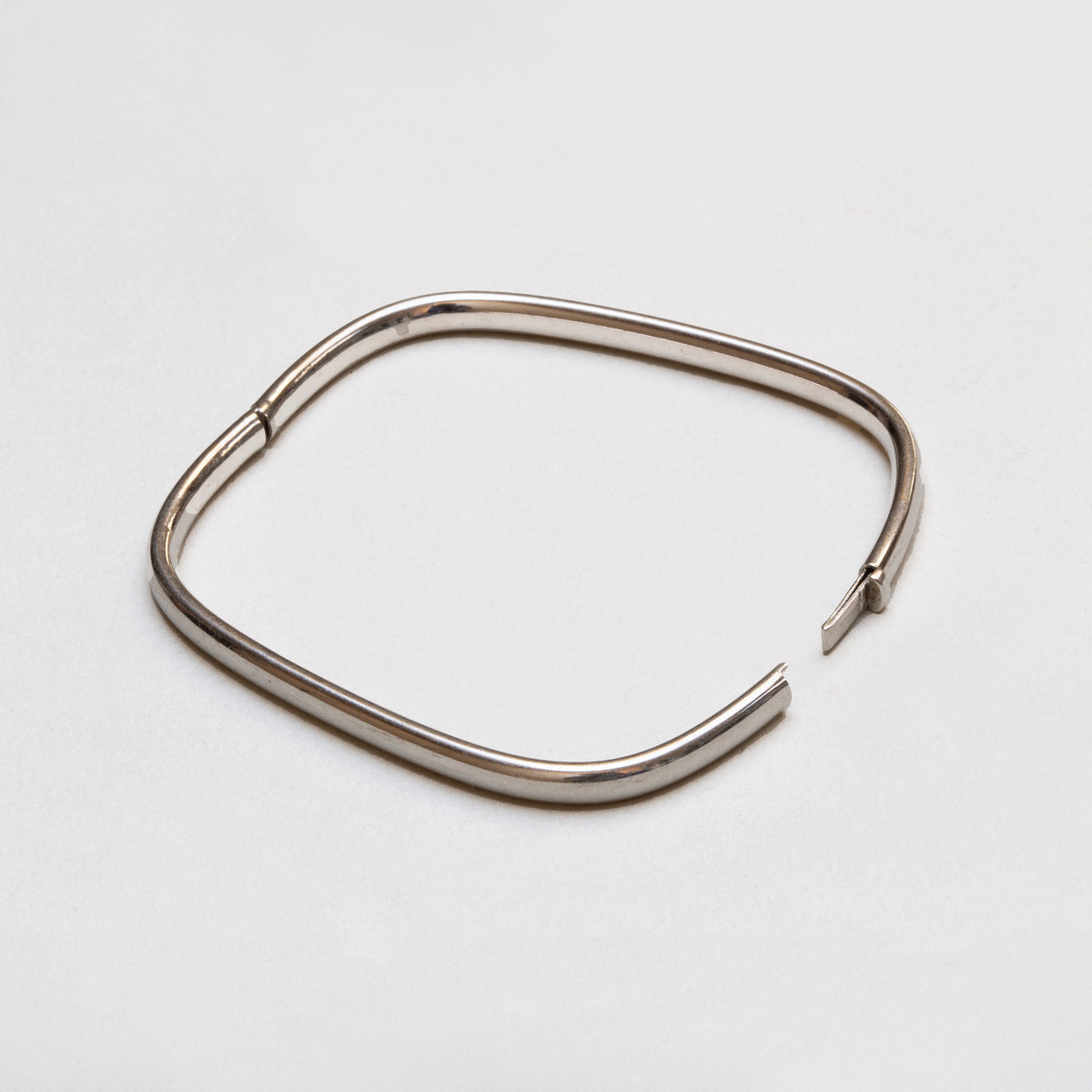 18ct White Gold Bangle Bracelet