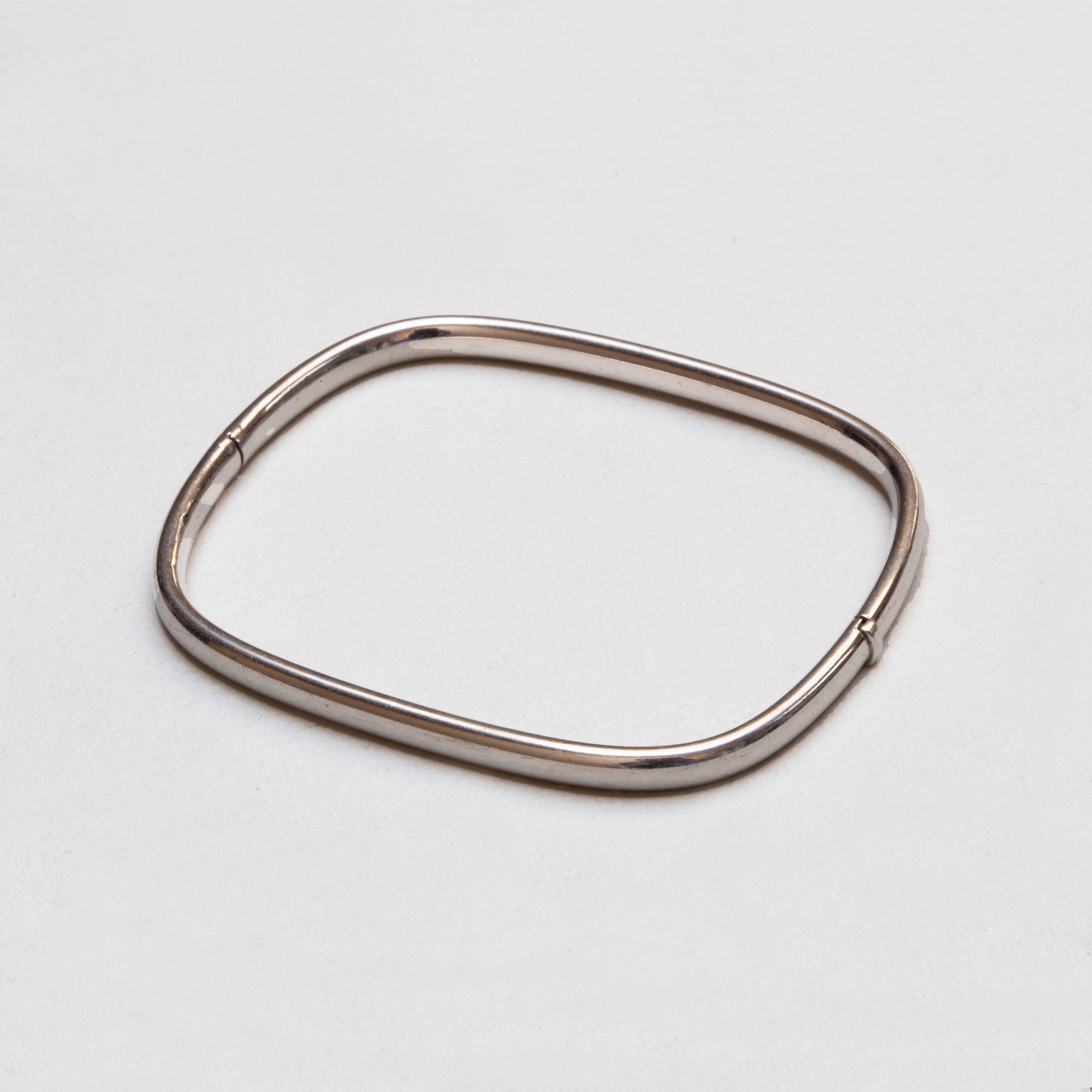 18ct White Gold Bangle Bracelet
