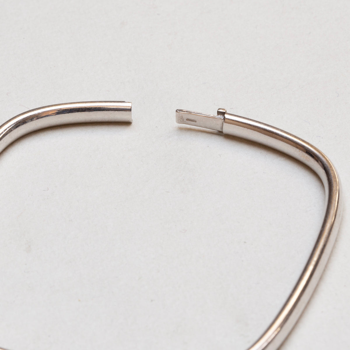 18ct White Gold Bangle Bracelet