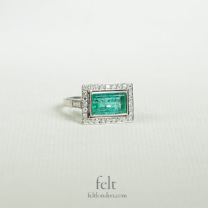 incredible colour and shine of the diamonds and the fantastic emerald