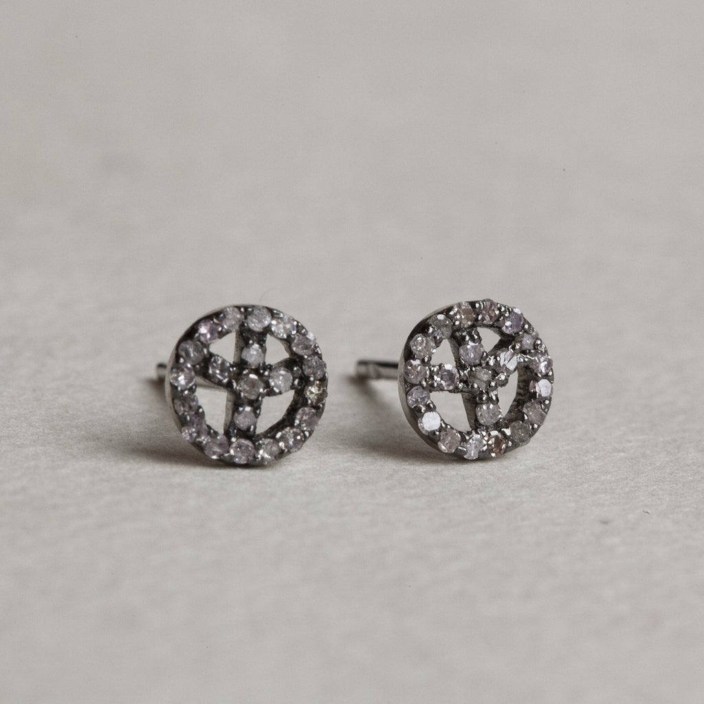 the dark rock 'n' roll look of the setting, enhanced by the light diamonds