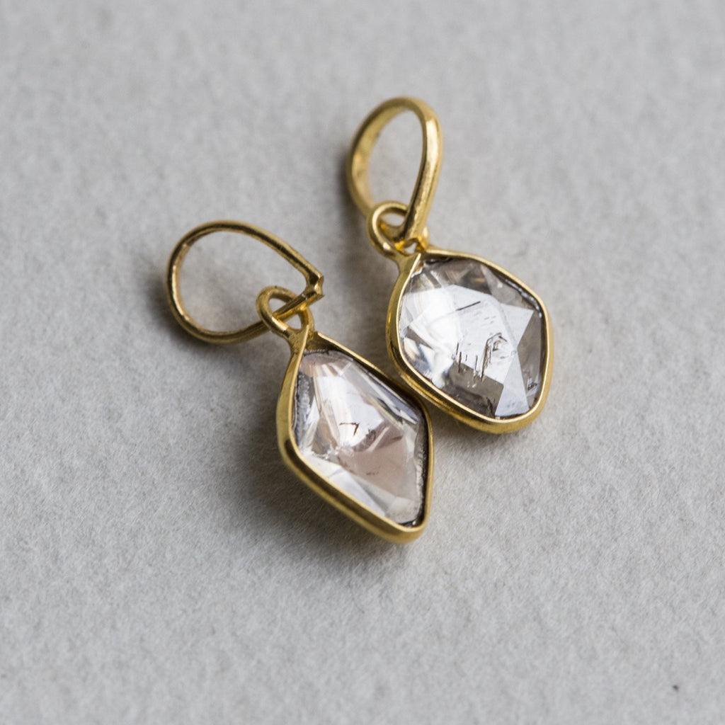 the foiled back creates a mirror like effect turning the ultra shinny diamonds into ultra shinny mirrors!