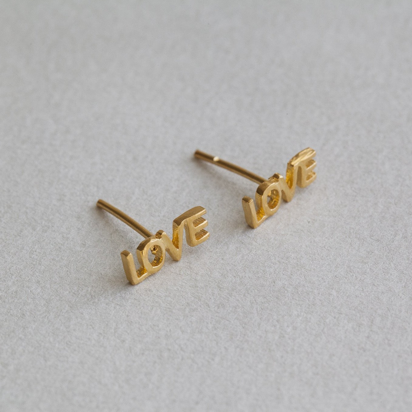 felt gold plated silver LOVE stud earrings