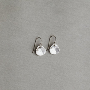 the extraodinary reflectivity of these earrings makes them stand out on virtually anyone