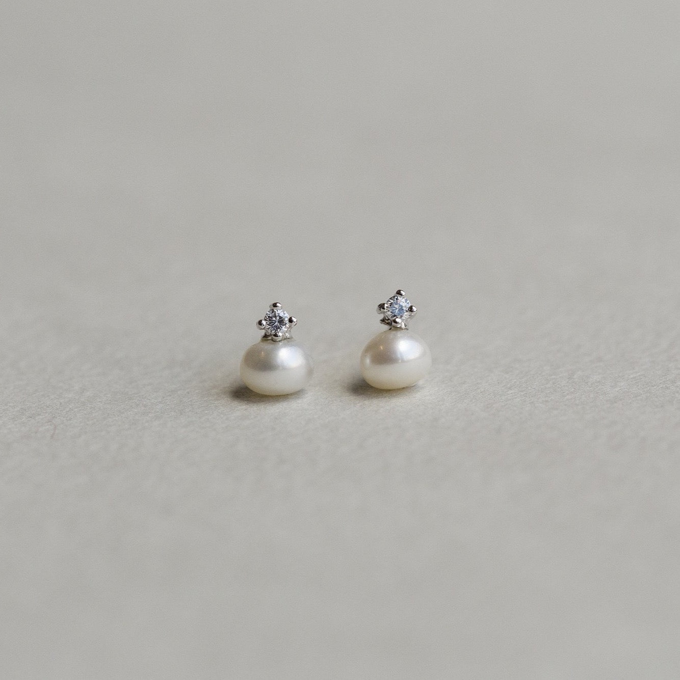 wonderful freshwater pearls with cubic zirconia 'crown'