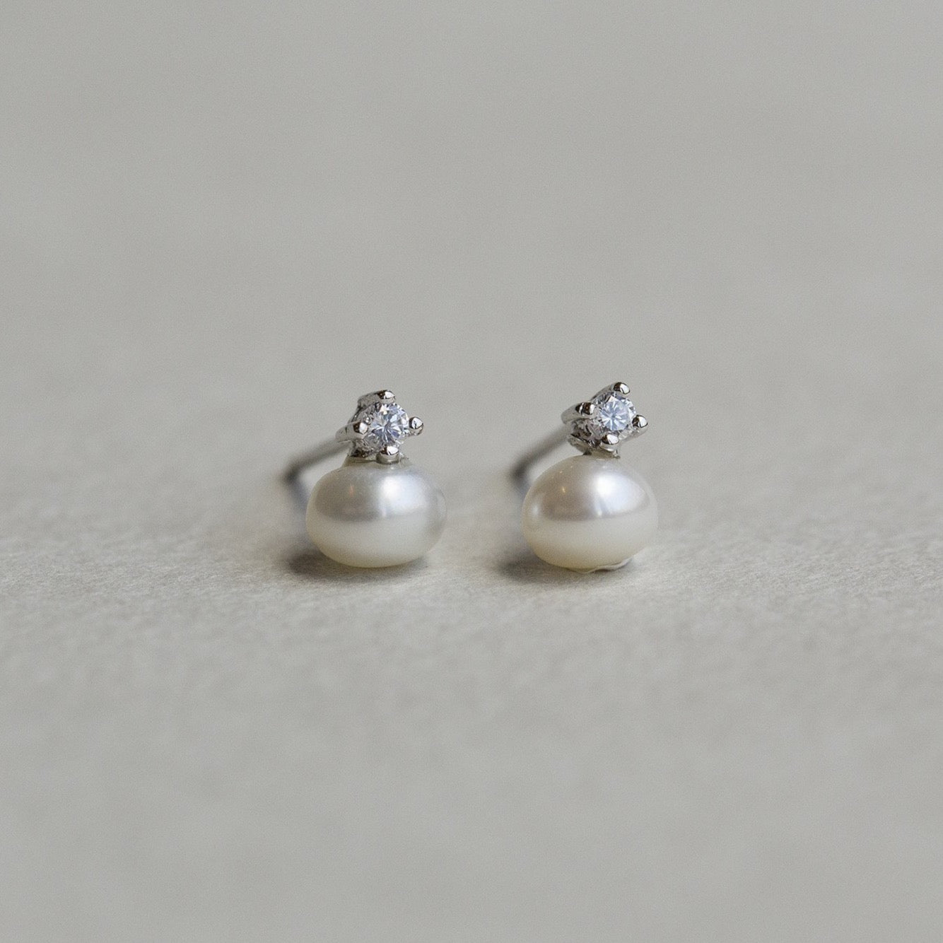 wonderful freshwater pearls with cubic zirconia 'crown'