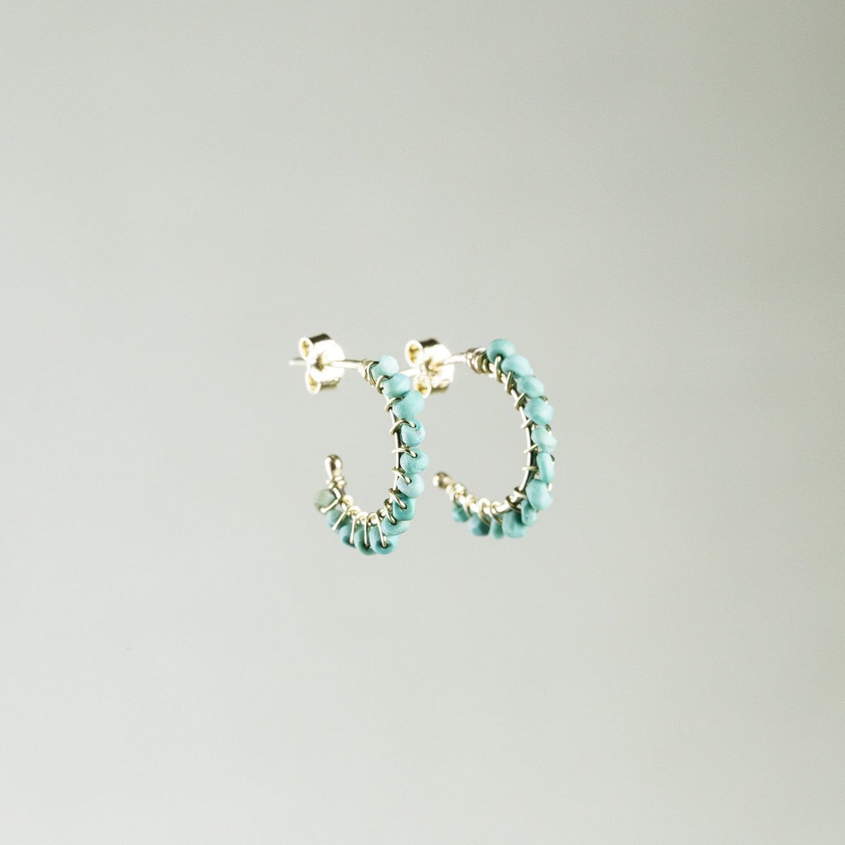 the threaded hoops are also available with different stones: garnet, coral, pearl and lapis lazuli