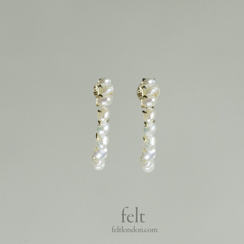 the small pearl Aga hoops front view