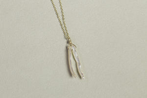 lustrous elongated pearl necklace by amazing Claire van Holthe