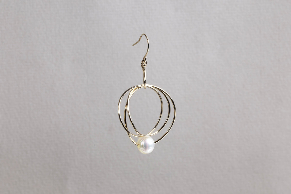 Also by the same designer, Lamie. Again you can wear this earring in 4 different ways!