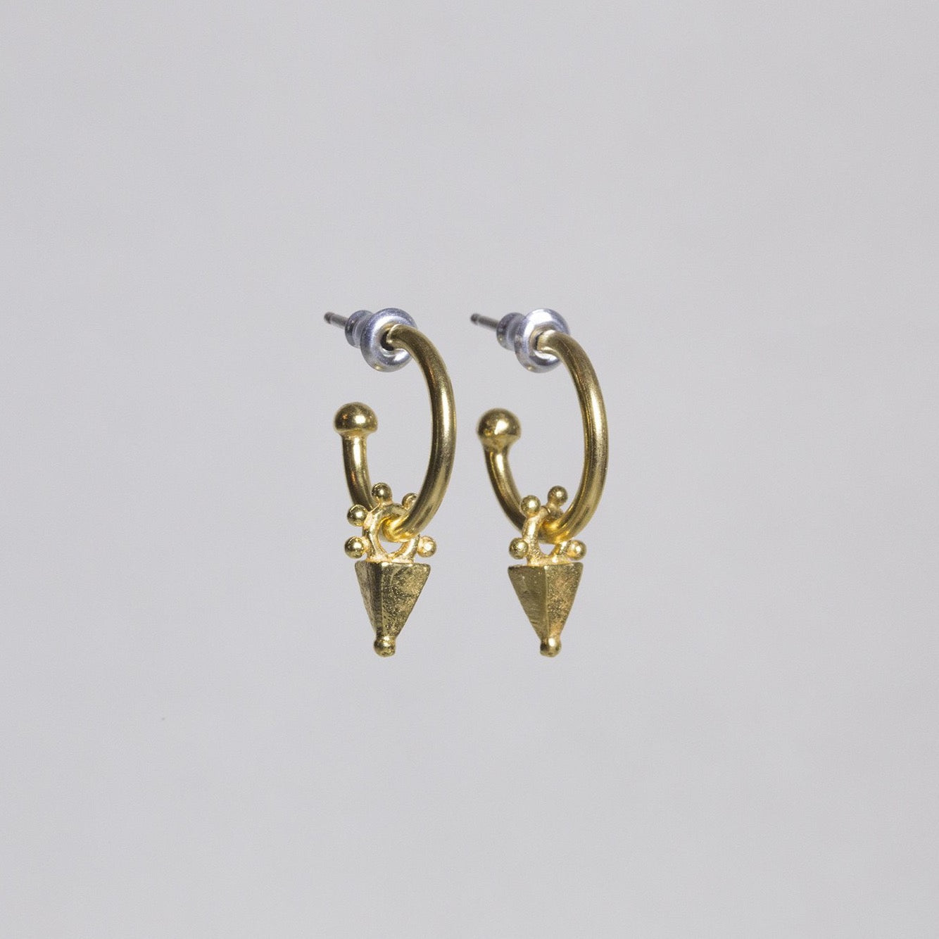 fantastic arrowhead-like charms hang off a hoop, all gold plated, these are a copy of ancient earrings